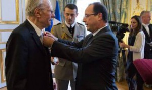 Remise du grade d'officier de la Légion d'honneur à Emile Poulat le 9 décembre 2012 (©Bertrand Langlois/AP/SIPA)