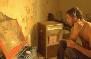 Rachid (Nabil Asli), placé comme serveur dans un café, est contraint par son patron de se raser et de se couper les cheveux (photo Sophie Dulac).