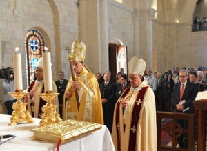 Le cardinal Bechara Raï (au centre) a célébré la messe pour la France en présence de l’ambassadeur de France au Liban Patrice Paoli, assis à la place d’honneur (à droite). Photo bkerke.org