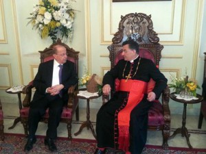 Mgr Raï conférant avec le chef du CPL, Michel Aoun (photo ANI).