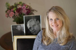 Tracy Chamoun, devant les portraits de son grand-père Camille (au centre) et de son père, Dany.