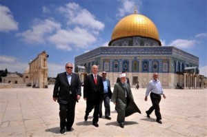 Le nouveau premier ministre palestinien, Rami Hamdallah (seconde à partir de la gauche), s’est rendu sur l’esplanade des Mosquées, à Jérusalem, le dimanche 16 juin 2013 (photo Mahmoud Illean/AP).