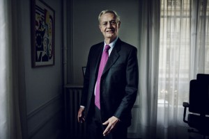 Jean-Louis Bianco, président de l'Observatoire de la laïcité, dans son bureau de l'hotel de Broglie à Paris, le 24 juin 2013 (Julien Mignot pour Le Monde).