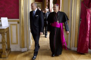 Laurent Fabius et le patriarche latin de Jérusalem Fouad Twal, mardi 2 juillet au Quai d'Orsay, à Paris (photo AFP/KENZO TRIBOUILLARD).